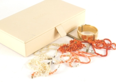 Various jewellery, pearl necklaces, one with a silver clasp, a 1/5 gold finish bangle, coral necklaces, money clip marked 925 etc, contained in a Pandora jewellery box, 25cm wide.