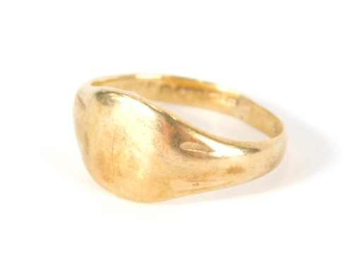 A 9ct gold signet ring, size F, 2g.