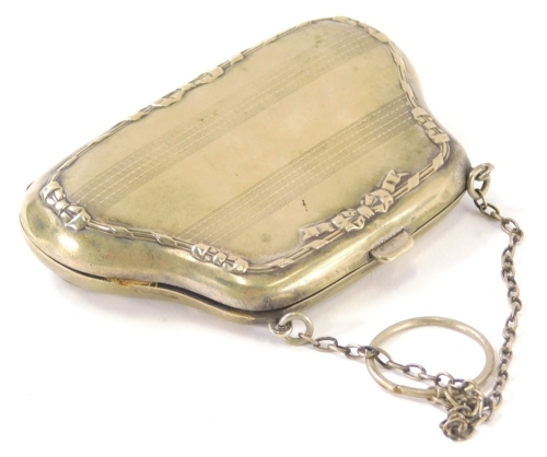 An Edwardian evening purse, partially engine turned and raised with bows with chain handle, 12cm wide.