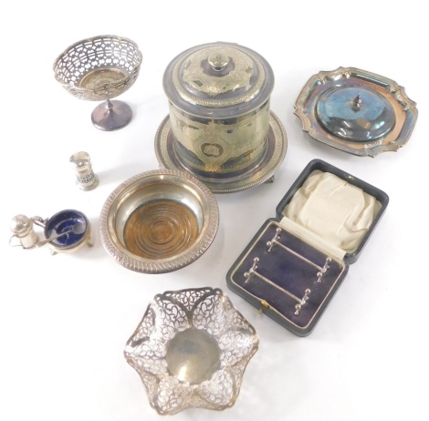 Various silver silver plated ware, etc., Edwardian silver pepper pot, Birmingham 1906, of cylindrical form with pierced lid, Birmingham 1996, 6cm high, silver plated ware bottle coaster, knife rest, biscuit barrel, etc. (a quantity)