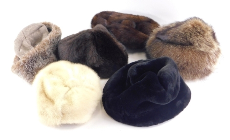 Various vintage fur hats, to include one in white, 25cm wide, various others, etc. (a quantity)