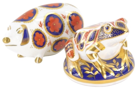 A Royal Crown Derby style paperweight ornament frog, 8cm high, unmarked with silver stopper and a pig. (2)