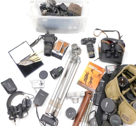 Various cameras, related equipment, etc. Olympus lens 101679, carrying cases, tripod, various other lenses, large size and others, related cameras, etc. (a quantity).