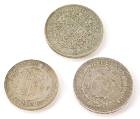 A South African 1942 shilling, 1896 half crown, New Zealand 1933 half crown, approx. 39g. (a quantity)