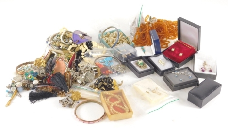 Various costume jewellery and effects, faux necklaces, various bangles, other costume jewellery, heart shaped locket, 2cm high, etc. (a quantity)