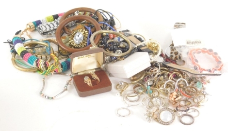 Various costume jewellery, fashion watches, etc., beadwork and other necklaces, fashion watch with 3.5cm diameter Leopard head, various other costume jewellery and effects, pair of costume earrings, various other earrings, etc. (a large quantity)