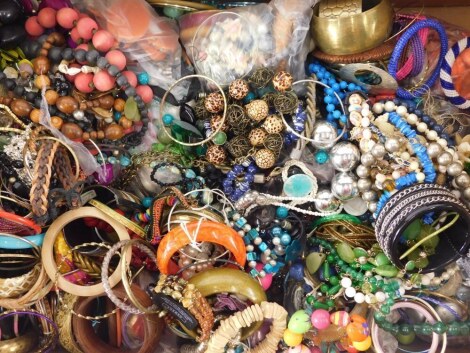 Various costume jewellery, beads, bangles, various necklaces, costume jewellery and other effects, various dimensions (a quantity)