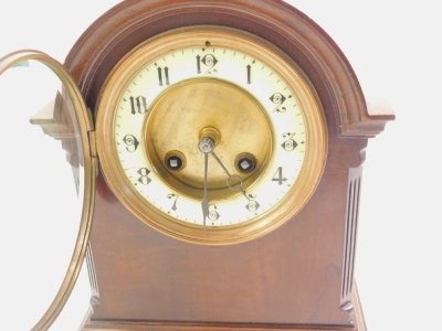 An Edwardian mahogany mantel clock, in domed case, the 12cm diameter Arabic dial revealing an 8 day movement, flanked by quarter columns on compressed bun feet, striking on the hour and half hours. - 2