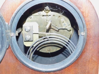 An Edwardian mahogany mantel clock, in domed case, the 12cm diameter Arabic dial revealing an 8 day movement, flanked by quarter columns on compressed bun feet, striking on the hour and half hours. - 3