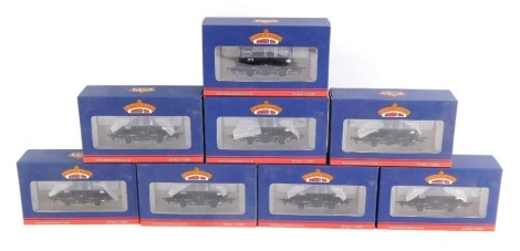 Bachmann Branchline OO gauge rolling stock, 38-777 20 tonne anchor mounted tank wagons, Esso. (8)