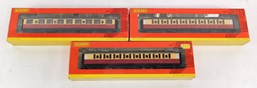 Hornby OO gauge coaches, R4180 BR 61ft 6 inch corridor 3rd class coach E12506E, boxed. (3)