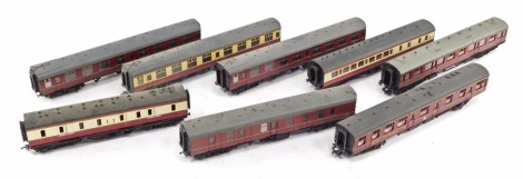 Bachmann and Mainline OO gauge coaches, including British Rail buffet restaurant car in maroon, parcel vans, etc. (1 tray)