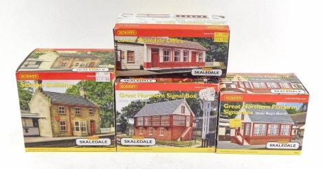 Hornby Skaledale OO gauge buildings, comprising R8629 Station Building, R8720 Lower Skaledale Office, R9635 Great Northern Signal Box Skale Regis South and R9634 Great Northern Platform Signal Box Skale Regis North, boxed. (4)