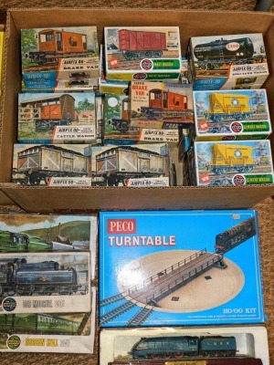 Airfix, Ratio, and Pico OO gauge rolling stock, locomotive and building kits, including Airfix Evening Star, Airfix Biggin Hill, BR Mogel, wagons, Ratio Trackside cold timber merchants, Pico turntable, etc. (2 boxes) - 3