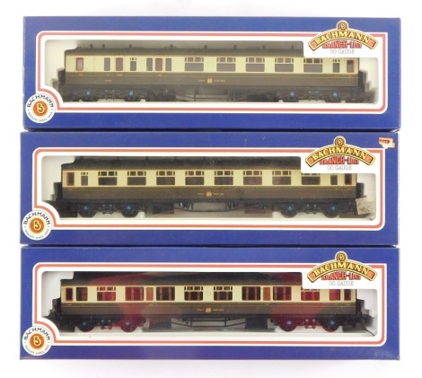 Bachmann Branchline OO gauge coaches, comprising 34-050 Collett 64 3rd chocolate and cream Great Western, 34-125 Collett 60ft 1st and 3rd class chocolate and cream Great Western and 340-075 Collett 60ft chocolate and cream Great Western, boxed. (3)