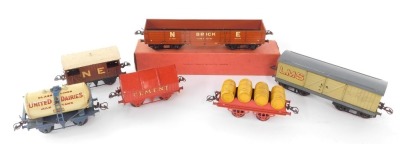 Hornby Series O gauge rolling stock, to include No 2 high capacity wagon, NE brake coach, United Dairies glass lined milk tanker, etc. (1 tray)