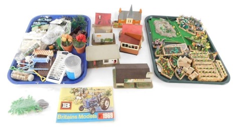 Britain's Floral Garden raised flower beds, together with Britains plastic buildings, etc. (2 trays and 1 box)