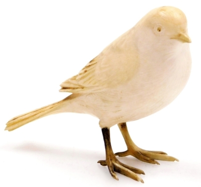 An early 20thC ivory carving of a small bird, 6cm high.