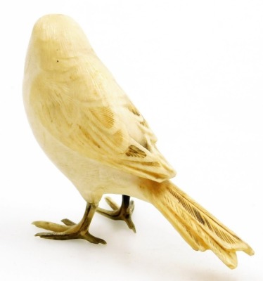 An early 20thC ivory carving of a small bird, 6cm high. - 2