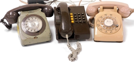 A two tone dial telephone, in salmon pink and tan, further two dial telephone in brown and olive green, and a British Telecom brown two dial telephone. (3)