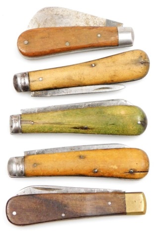 Five early 20thC pruning knives, with treen handles, two blades stamped Real Lamb foot.