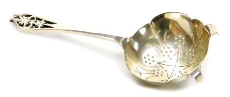 An Elizabeth II silver tea strainer, with a pierced floral handle, Sheffield 1962, 15cm long, 1½oz.