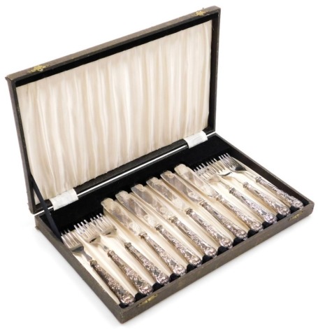 A set of six George V silver handled fish knives and forks, decorated in the King's pattern, with electroplated blades, Sheffield 1927, in a fitted box.