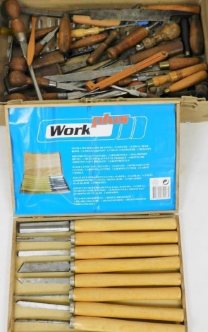 A Workplus wood lathe tool set, boxed, comprising three gouges, semi-circular cutter, grooving cutter, groove cutter and two carve chisels, together with assorted vintage carpentry tools. (a quantity)