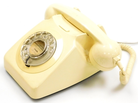 A BT 8746 cream plastic dial telephone.