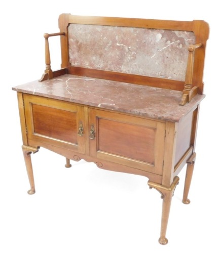 An Edwardian mahogany and marble topped washstand, with a marble splash back, above two doors, raised on cabriole legs, 122cm high, 107cm wide, 48cm deep.