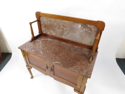 An Edwardian mahogany and marble topped washstand, with a marble splash back, above two doors, raised on cabriole legs, 122cm high, 107cm wide, 48cm deep. - 3