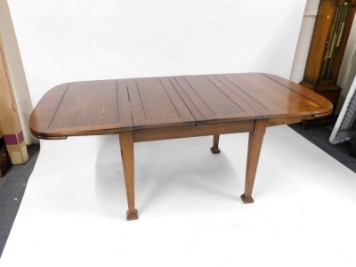 An early 20thC oak draw leaf dining table, raised on tapering square legs and block feet, 74cm high, 77cm wide, 194cm extended, 102cm deep. - 3