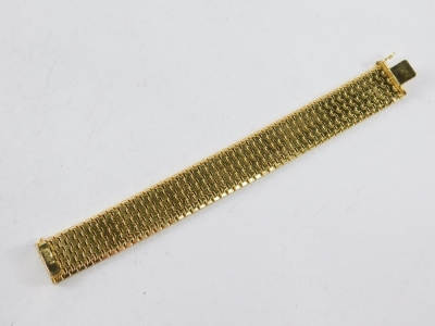 A yellow metal textured bracelet with mesh work links, marked 18k 0750, 19cm long, 75.8g. - 2