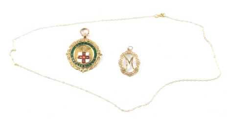 A group of 9ct gold and other jewellery, comprising a Clifton cycling club 9ct gold pendant, engraved AE Meredith, club 12 1933 204m, with enamel detailing, an M scroll oval pendant, yellow metal unmarked, and a fine link neck chain, yellow metal unmarked