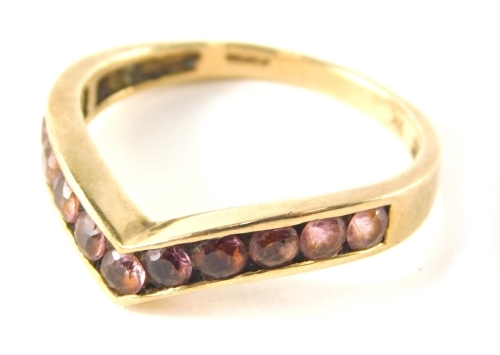 A 9ct gold wishbone ring, set with faceted light pink stones, ring size T½, 3.1g all in.