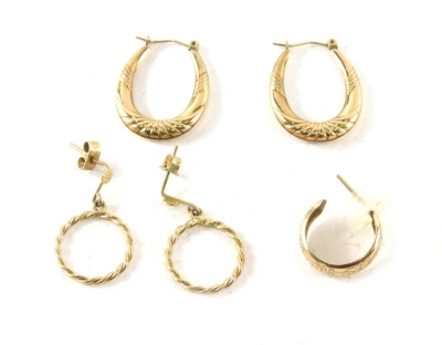 Two pairs of gold hoop earrings, another part gadrooned, 2cm wide, 4g. (a quantity)