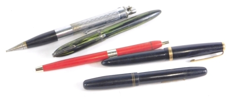 Various pens, a first Biro, in red and chrome colours, Sheaffer in green and black trim, Parker in black and gilt with 14k nib, 12cm long, etc. (a quantity)