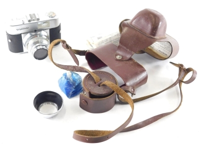 A Voigtlander Vito B camera, with Color-Skopar 1:2.8/5.0 lens in fitted case, 10cm high.