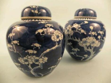 Two similar late 19th/early 20thC Chinese porcelain ginger jars and covers