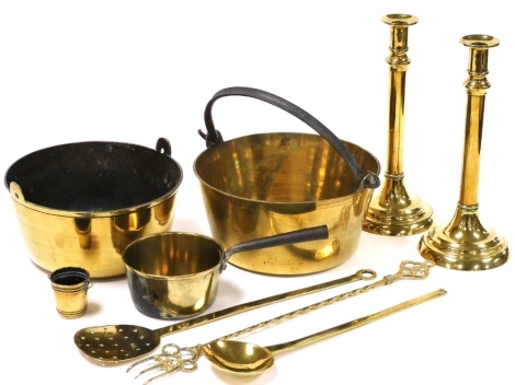 A group of brassware, to include brass jam pan, 26cm diameter, a pair of brass candlesticks, 31cm high, toasting fork, etc.