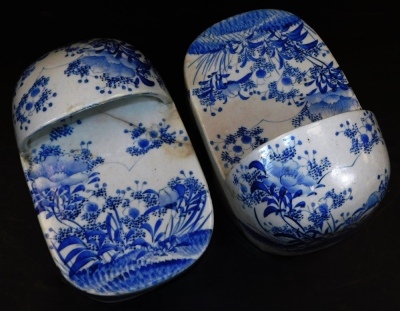 A very rare pair of Japanese Seto porcelain shoes, decorated in underglaze blue with poppies, Meiji period, 11.3cm high, 16.6cm wide, 27.8cm long. - 6