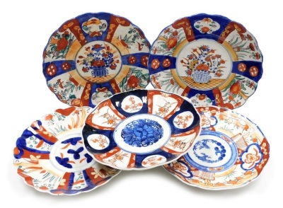Five Japanese Meiji period Imari dishes, with wavy rims, each approx 21cm diameter.