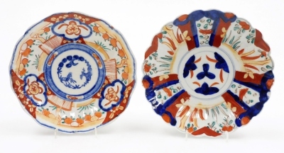 Five Japanese Meiji period Imari dishes, with wavy rims, each approx 21cm diameter. - 4