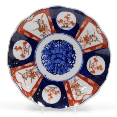 Five Japanese Meiji period Imari dishes, with wavy rims, each approx 21cm diameter. - 6