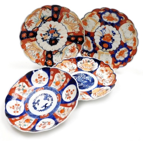 Four Japanese Meiji period Imari dishes, with wavy rims, each approx 21cm diameter.