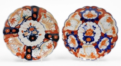 Four Japanese Meiji period Imari dishes, with wavy rims, each approx 21cm diameter. - 2