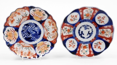 Four Japanese Meiji period Imari dishes, with wavy rims, each approx 21cm diameter. - 6