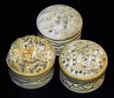 Three Chinese Canton carved ivory pill boxes with covers, each 3.5cm wide. (AF)
