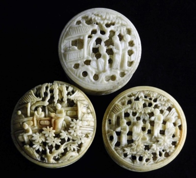 Three Chinese Canton carved ivory pill boxes with covers, each 3.5cm wide. (AF) - 2