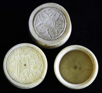 Three Chinese Canton carved ivory pill boxes with covers, each 3.5cm wide. (AF) - 3